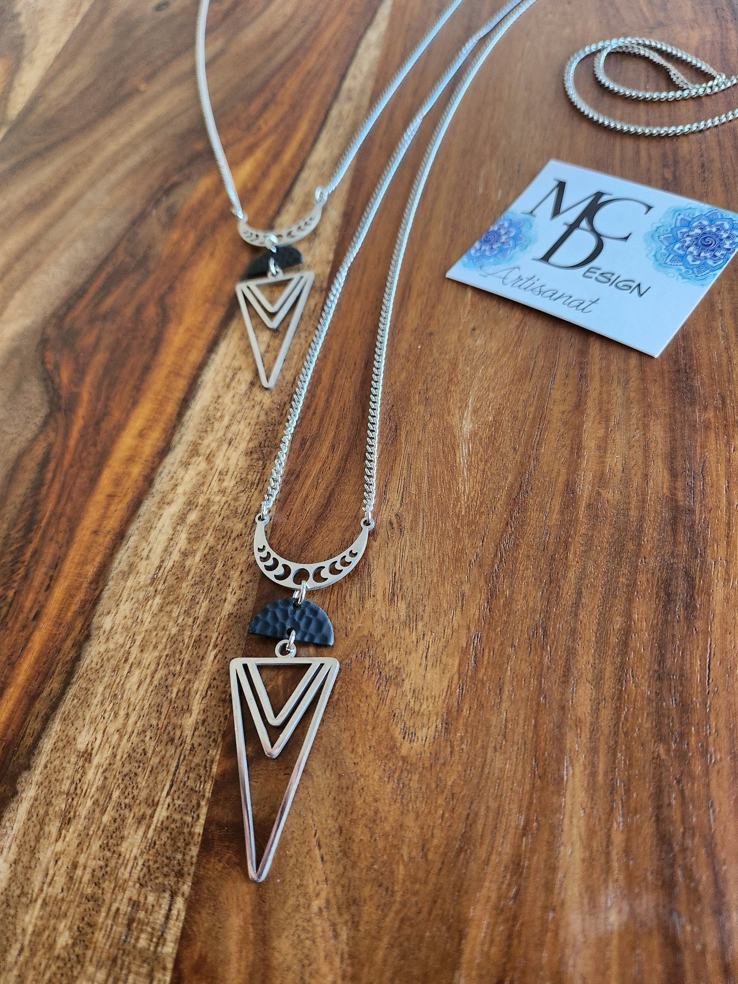 Superbe collier inox avec croissant de lune, breloque noir et pendentif triangle. 