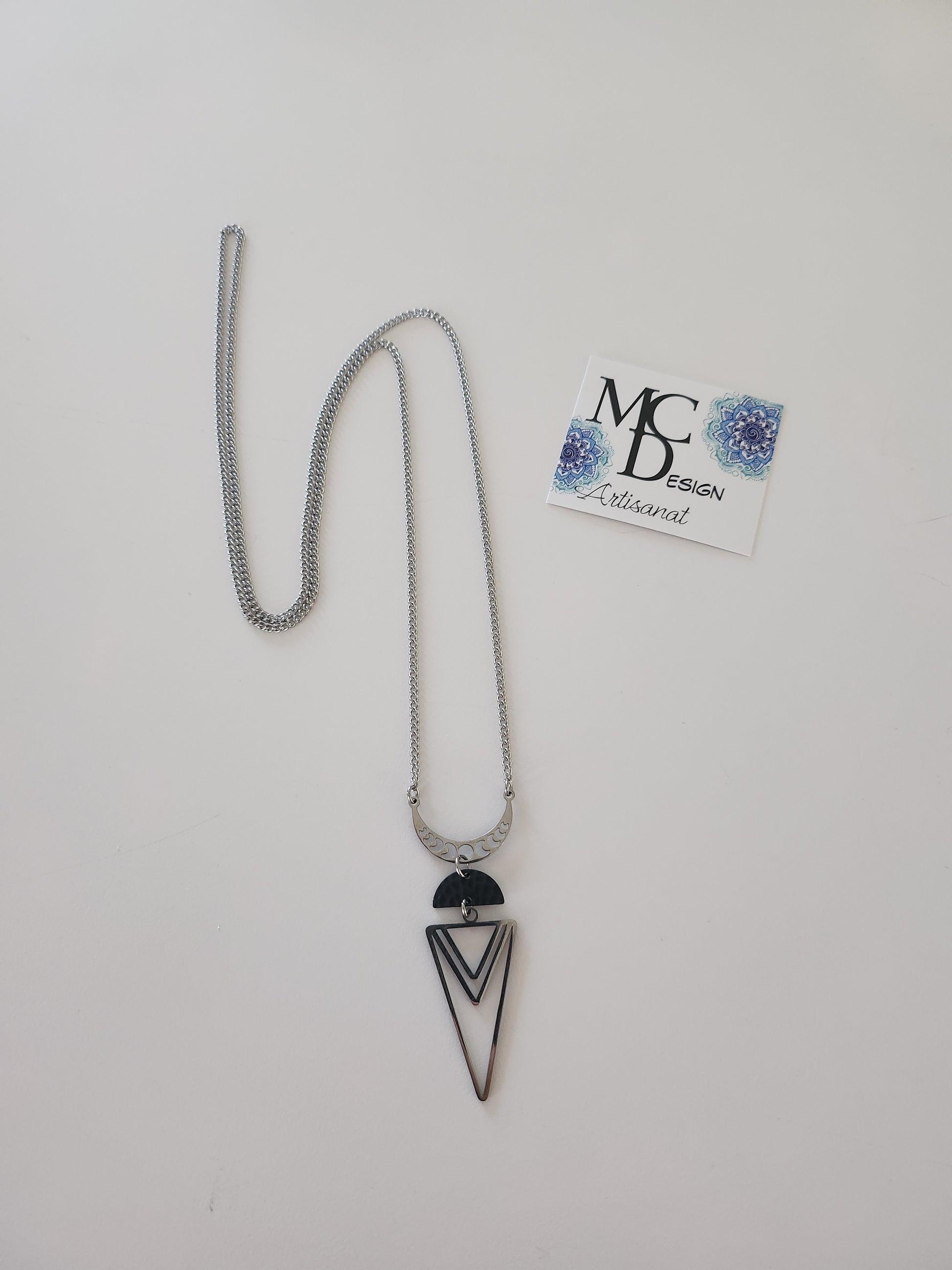 Superbe collier inox avec croissant de lune, breloque noir et pendentif triangle. 