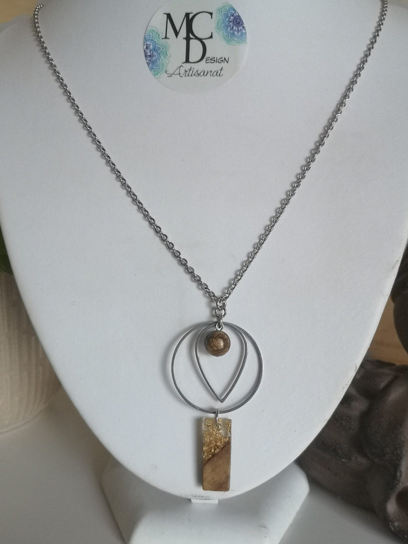 Magnifique collier long, fait avec pendentif de cercle et forme de goutte avec pierre de Jaspe Picasso er breloque carré en bois et résine. Collier très versatile et se porte avec beaucoup de style.