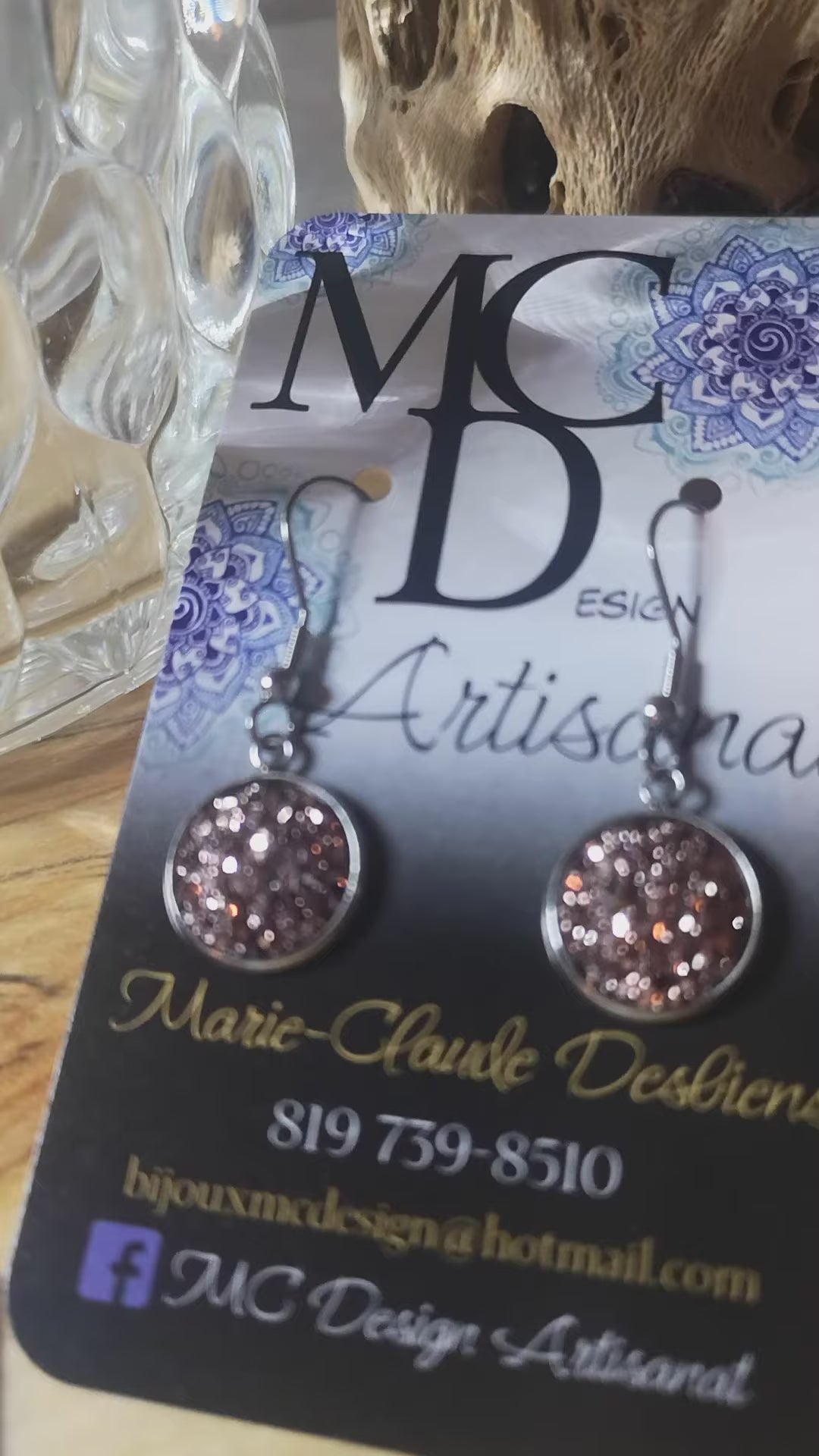 Boucles d'oreilles scintillantes, fait de résine de grandeur 12mm en acier inoxydable, donc hypoallergéniques. Elles sont disponible en deux format : clous d'oreilles et version boucles pendantes. Allez!!  Brillez !!! 